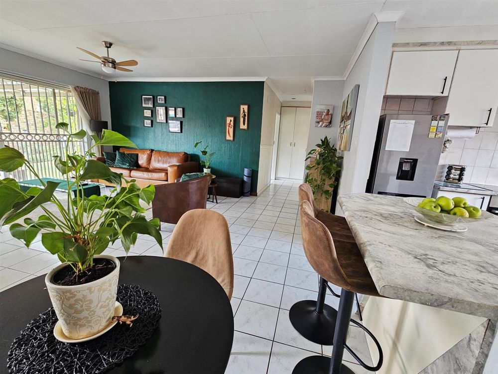 Dining arfea and lounge