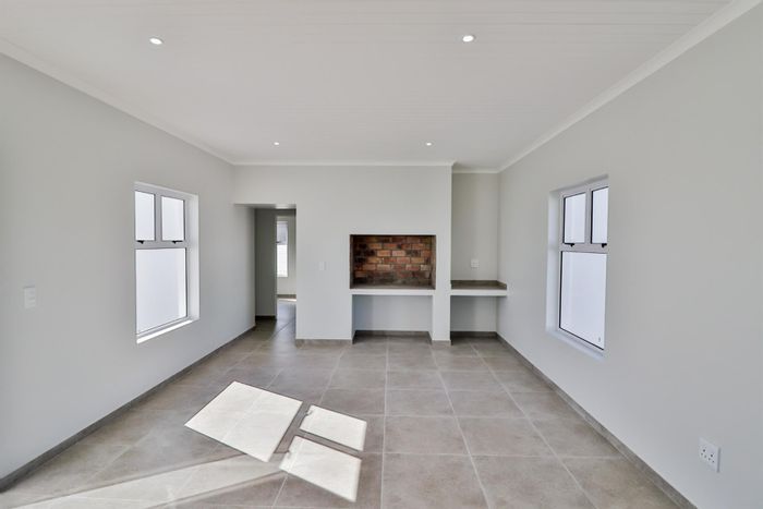 Coastal house for sale in Laaiplek: 3 beds, double garage, beach access.