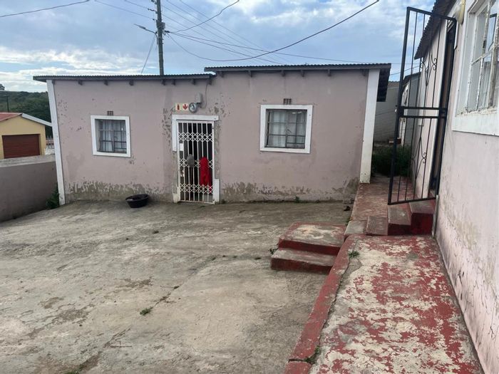 For Sale: House in Butterworth Central with 9 bedrooms, 7 flats, rental income.