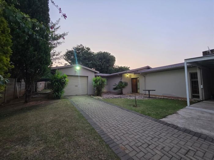 Huttenheights House For Sale: 3 beds, pool, garage, and spacious outdoor area.
