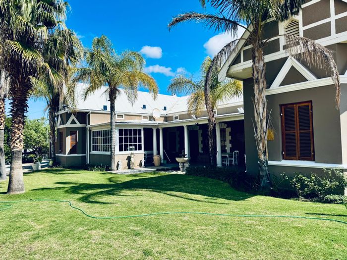 For Sale: Guest House in De Doorns Central with multiple income streams and amenities.