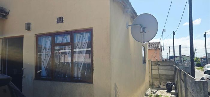 House for Sale in Ikwezi Park: 2 Bedrooms, enclosed yard, close to amenities.