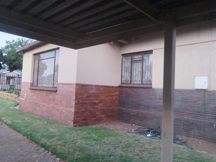 For Sale: House in Witbank Ext 5 with versatile buildings and high-traffic exposure.