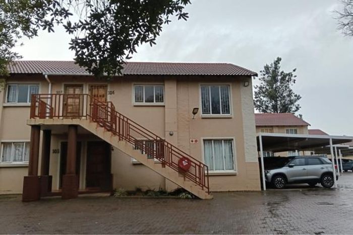 Die Hoewes Townhouse For Sale: 2 Bedrooms, Pool Access, Spacious Community Living.