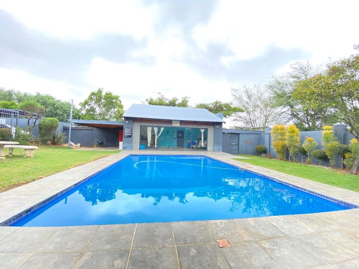 2-Bedroom Apartment To Rent in Greenstone Hill with Pool and Braai Area.