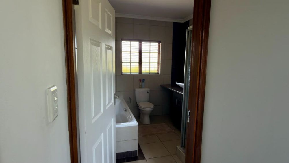 Main FullBathroom in