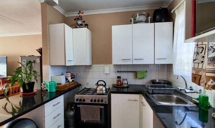 Boksburg North Apartment For Sale: 1 Bed, parking, near amenities and transport.