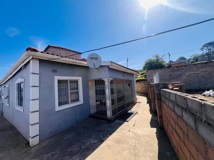 For Sale: Spacious 4-bedroom house with fenced yard and cozy veranda in Inanda.