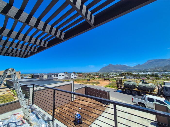 Capri House For Sale: 3 Bedrooms, indoor braai, ocean views, double garage.