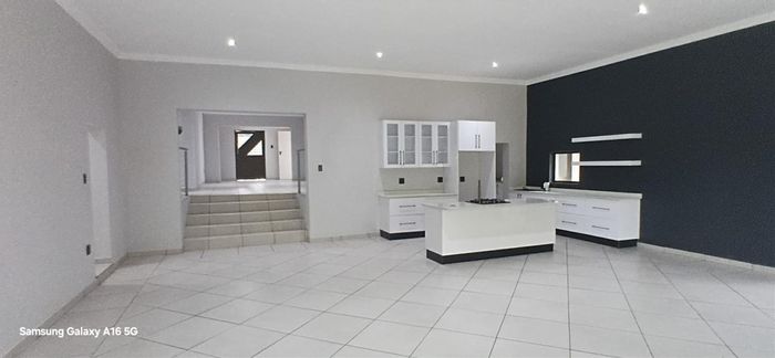 House for sale in Meer En See: 3 beds, 4 baths, spacious yard, office.