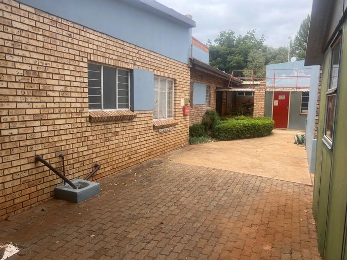 Riviera Park House For Sale: 3 beds, office, pool, bachelor flat, double garage.
