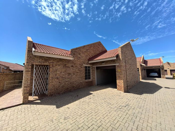 For Sale: House in Minerva Gardens with 3 bedrooms, 2 bathrooms, and garage.