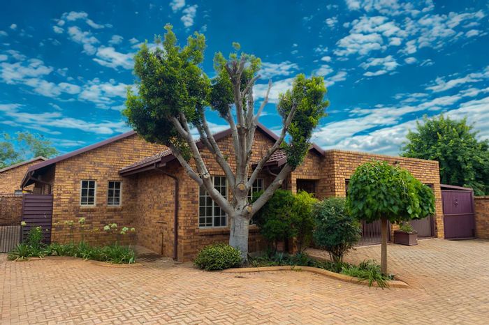 House For Sale in Helikonpark: 3 Bedrooms, entertainment room, garden, double garage.