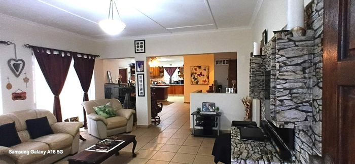 Birdswood House For Sale: 3 Bedrooms, spacious yard, jacuzzi, automated garage.