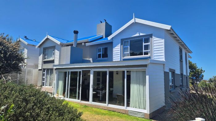 For Sale: Lodge at Pinnacle Point Golf Estate with 3 ensuites, golf, and nature.