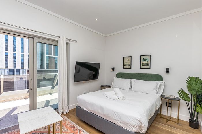 For Sale: Apartment in Cape Town City Centre with rooftop yoga and coffee shop.