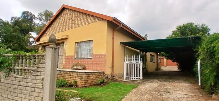Versatile 5-bedroom house in Oudorp with spacious yard and security features. For Sale.