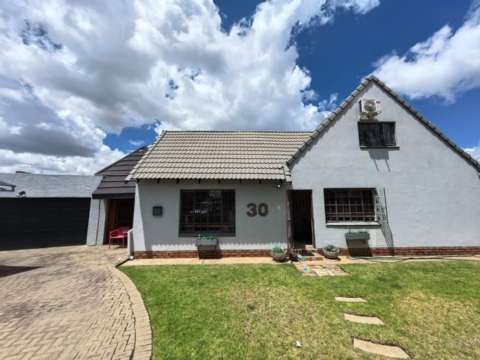 For Sale: House in Roylglen Gardens with 3 bedrooms, double garage, and entertainment areas.