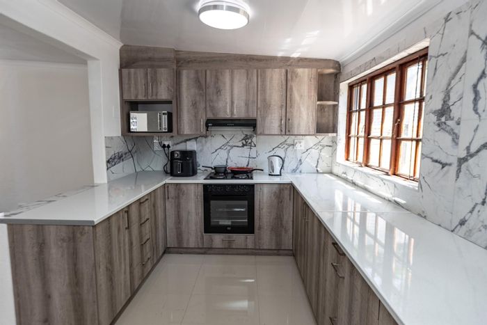 For Sale: Glenlilly House with 3 bedrooms, garage, garden, and security features.