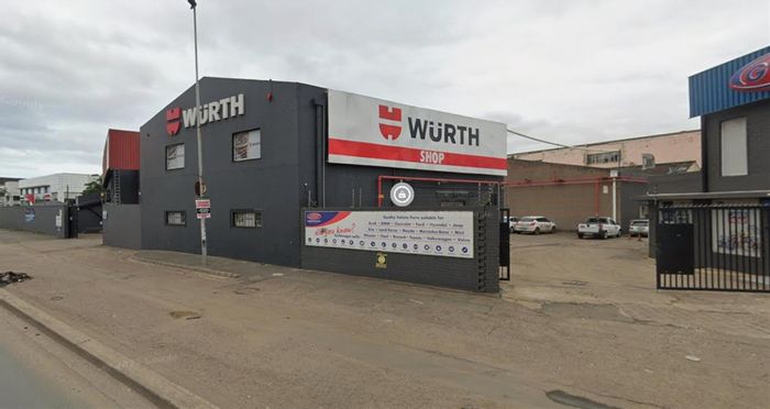 Rossburgh House To Rent: Spacious with multiple entrances, parking, and high visibility.