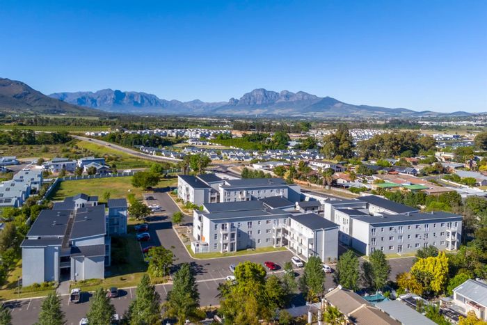 Klein Parys Apartment For Sale: 1 bedroom, secure estate, close to amenities.