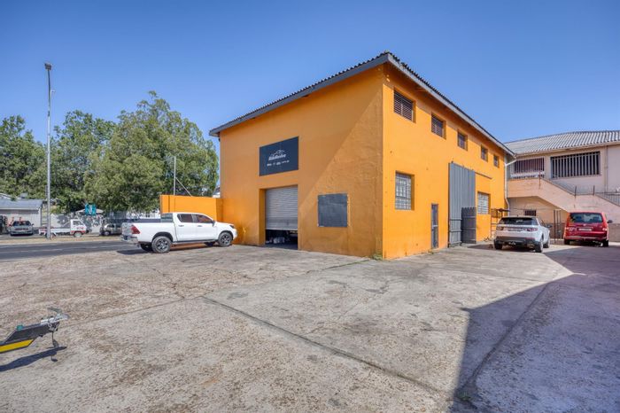 House in Bella Vista To Rent: Convenient access, ample space, and dual roller doors.