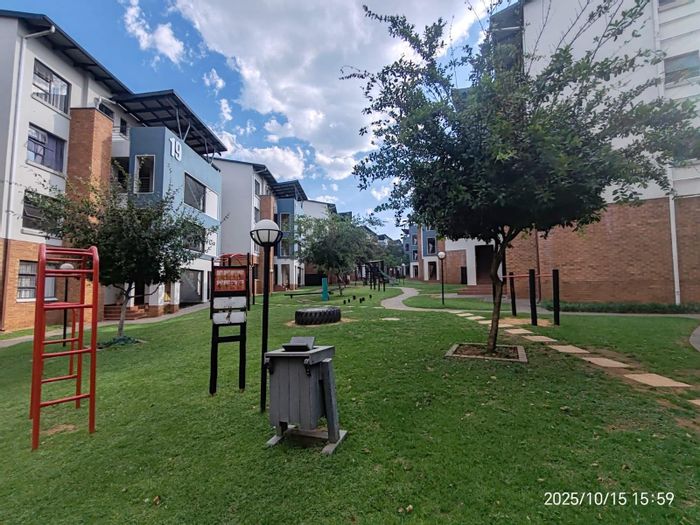 2 Bedroom Apartment To Rent in Greenstone Hill with security, pool, and balcony.