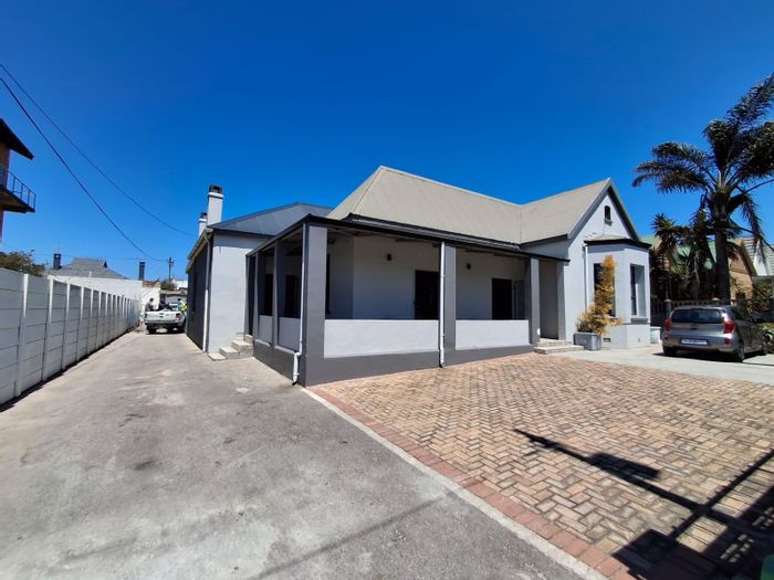 Walmer Office To Rent: All-inclusive space with shared reception and parking.