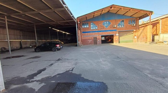 Clairwood House To Rent: Spacious layout, ample yard, and versatile storage options.