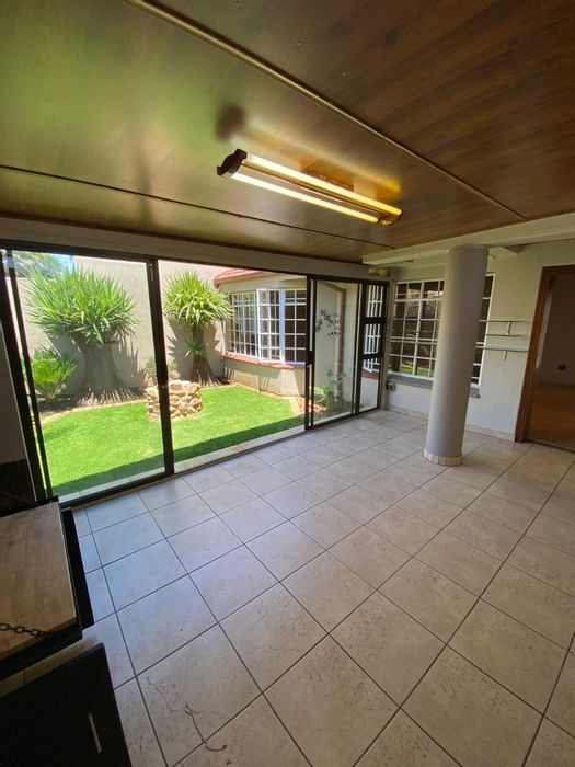 Glen Marais Townhouse To Rent: 2 beds, garden, pool, secure complex, garage.