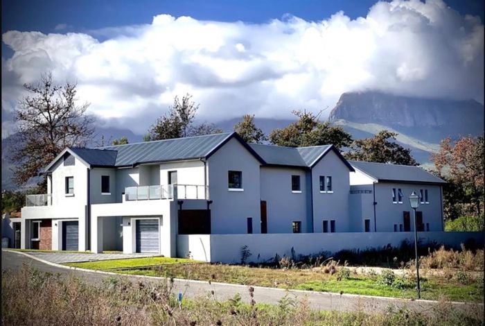 For Sale: 9-bedroom house in Paarl South with outdoor entertainment and secure estate.