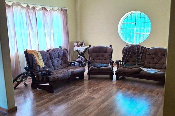 For Sale: Spacious Sunnyridge house with 3 bedrooms, garage, and large corner lot.