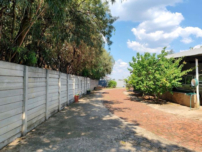 Kliprivier House For Sale: 4 Bedrooms, 6 Carports, and Separate Apartment.