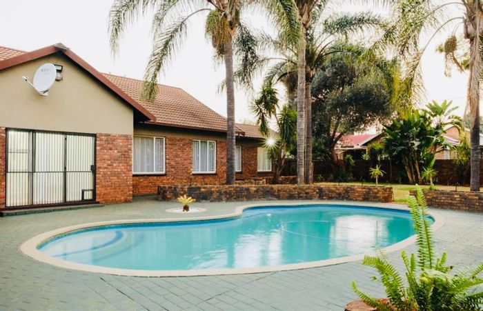 House For Sale in Theresapark: 4 beds, flatlet, pool, garage, lapa.