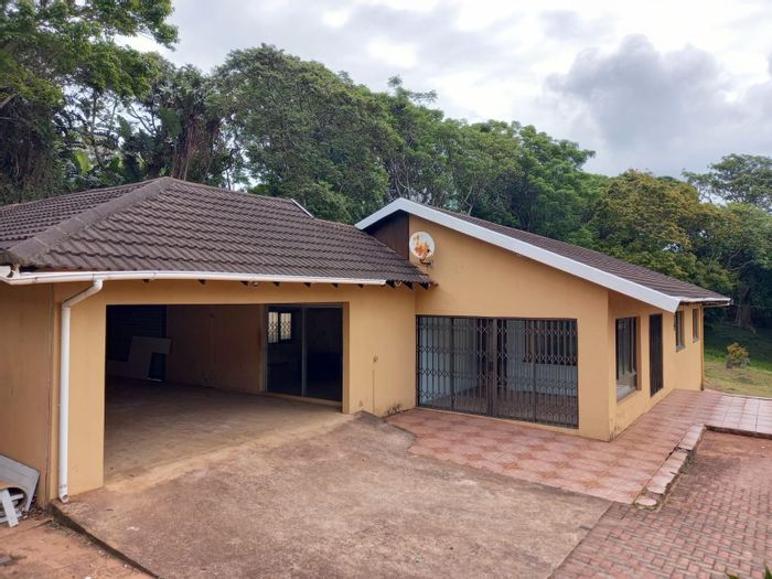 House For Sale in Leisure Bay: 3 beds, guest suite, double garage, near beaches.