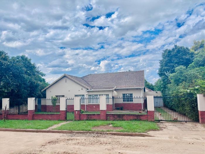 Scottsville House For Sale: 4 bedrooms, flatlet, ample parking, investment potential.