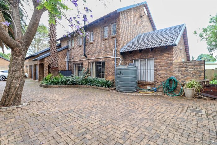 For Sale: House in Moreleta Park with 3 bedrooms, office, garden, and security features.