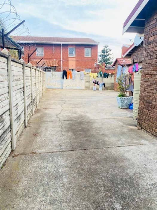 3-Bedroom Townhouse For Sale in Vryheid Central, near shops and schools.