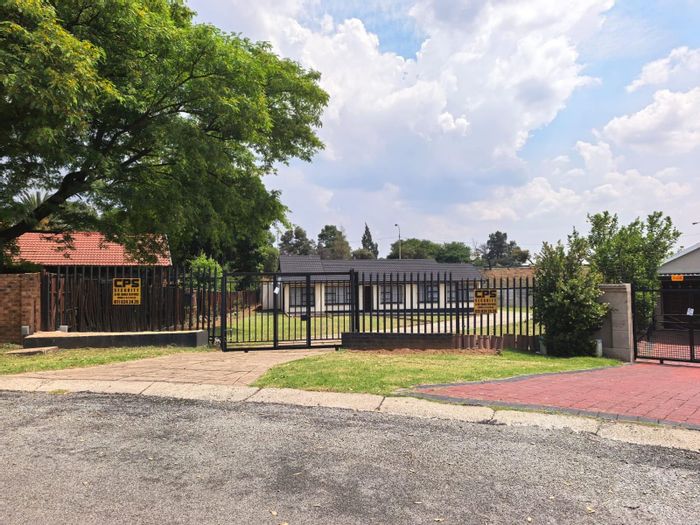 For Sale: House in Brackenhurst, 4 beds, large yard, 4-car garage.