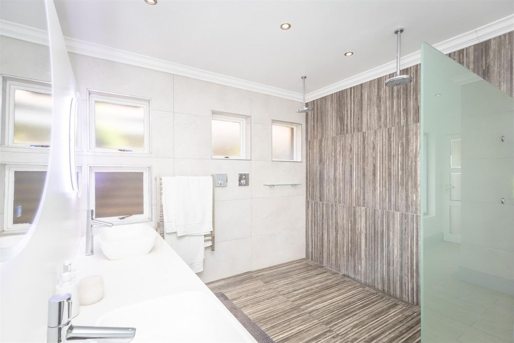 Main Bathroom en-suite