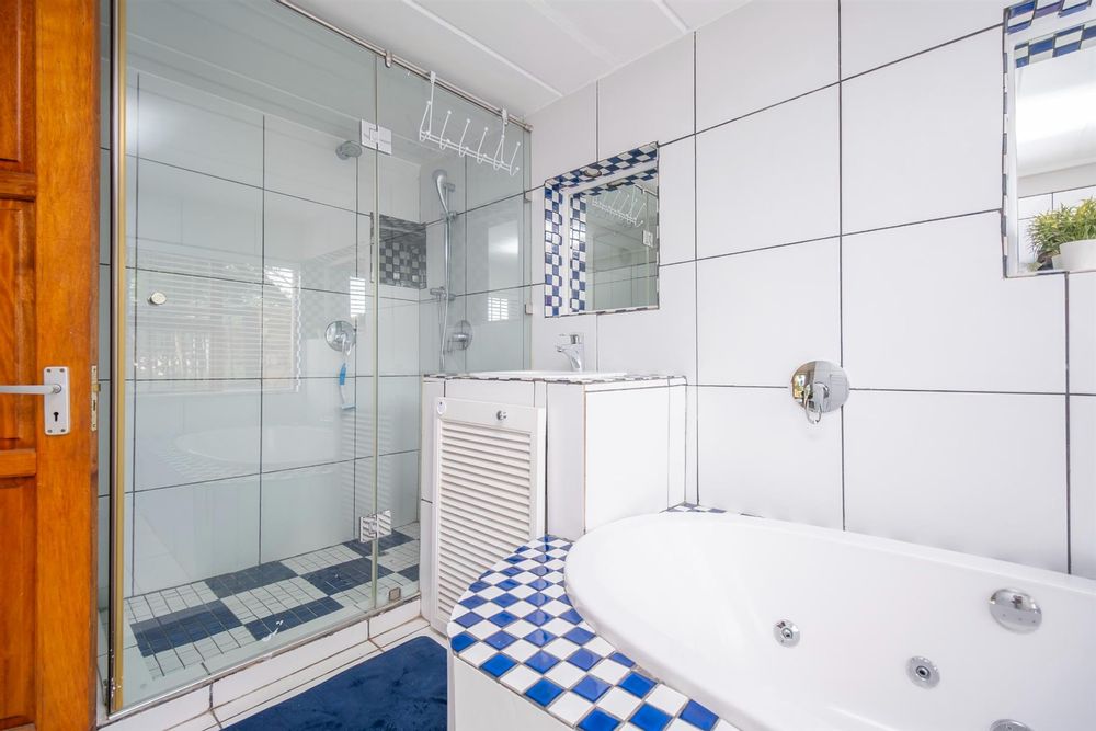 Full bathroom in bachelor's flat