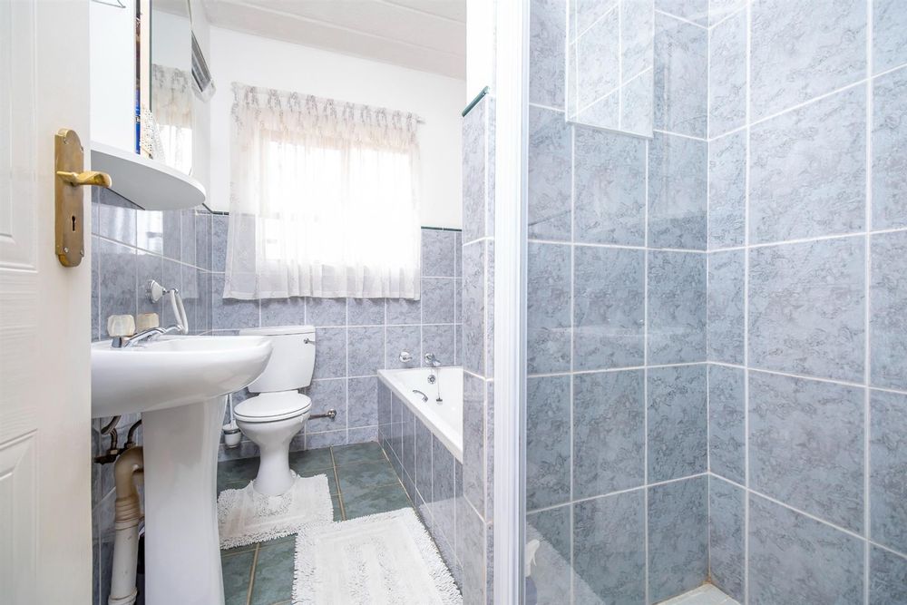 Main en-suite bathroom