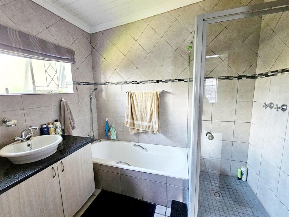 En-suite full bathroom