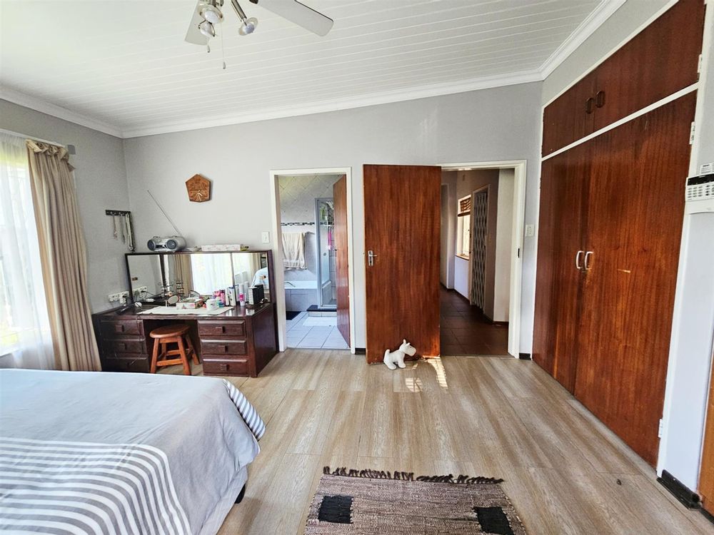 Main bedroom with en-suite bathroom