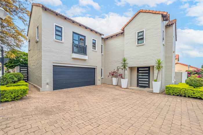 Broadacres House For Sale: 3 beds, pool, bar, estate amenities, secure living.