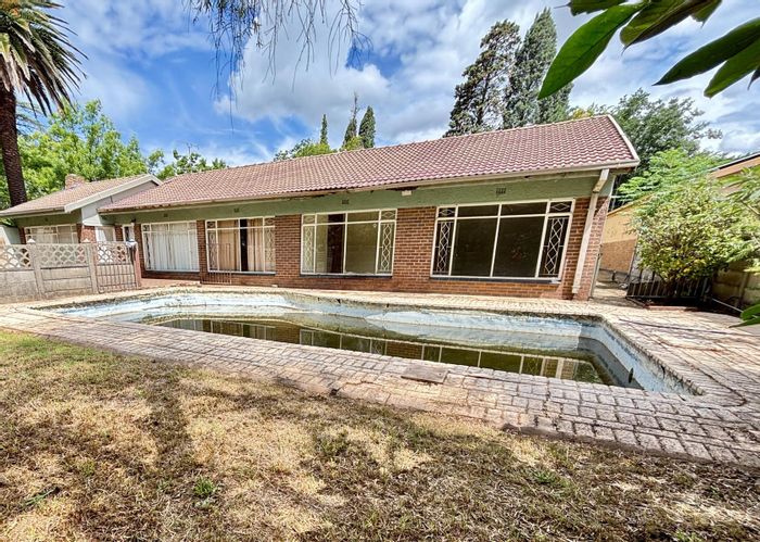 For Sale: House in Sasolburg Ext 4 with flatlet, pool, and study.