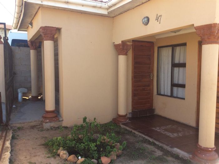 Kwanobuhle House For Sale: 3 Bedrooms, spacious yard, braai area, extra rooms.