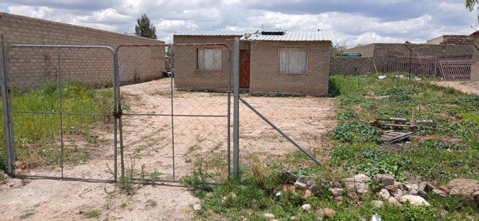 House for sale in Polokwane Ext 76: 2 beds, 1 bath, 400 m² land.
