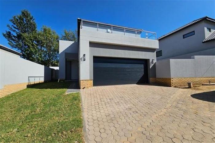 Bryanston House For Sale: 3 Bedrooms, Solar, 24-Hour Security, 2 Garages.