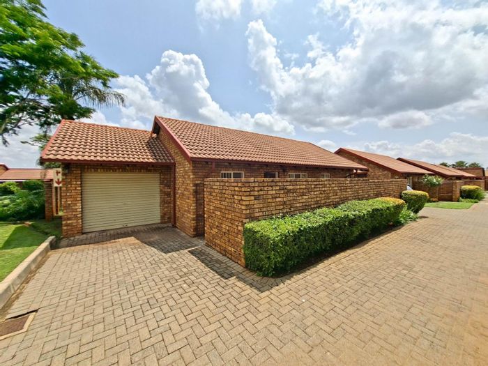 Townhouse for Sale in Rooihuiskraal North: Pool, garden, pet-friendly, ideal investment.